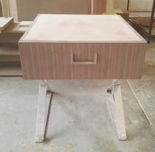 طاولات سرير فندق King Size Metal Leg Hotel Hospitality Case مع لمعان 100٪ 0
