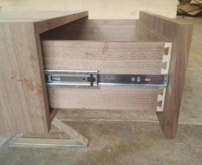 طاولات سرير فندق King Size Metal Leg Hotel Hospitality Case مع لمعان 100٪ 1