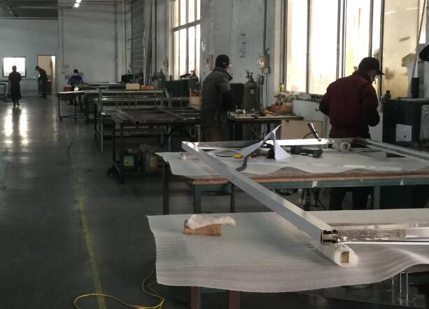 طاولة قهوة معدنية بسيطة الطراز لغرفة المعيشة 1.5 بوصة طاولة جانبية واسعة على شكل حرف C 0